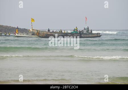 Pirogues (handwerkliche Fischerboote) in der Nähe der Insel Yoff, Dakar, Senegal Stockfoto