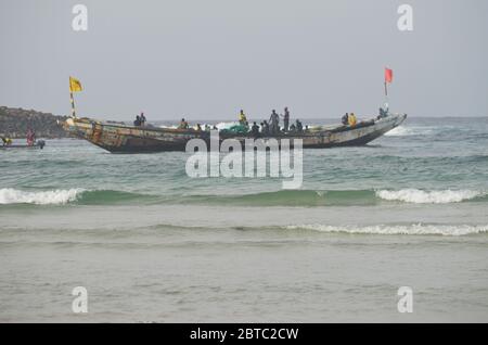 Pirogues (handwerkliche Fischerboote) in der Nähe der Insel Yoff, Dakar, Senegal Stockfoto