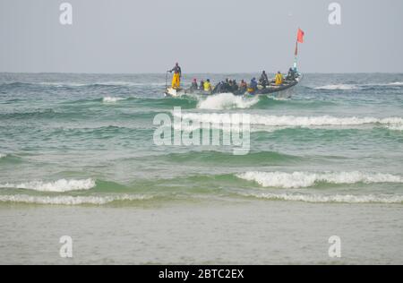 Pirogues (handwerkliche Fischerboote) in der Nähe der Insel Yoff, Dakar, Senegal Stockfoto