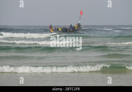 Pirogues (handwerkliche Fischerboote) in der Nähe der Insel Yoff, Dakar, Senegal Stockfoto