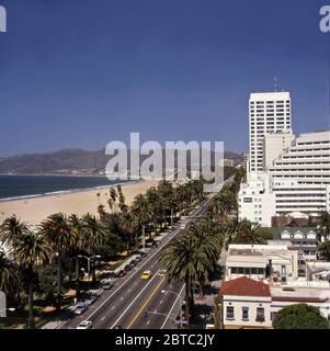 Luftaufnahme von Santa Monica mit Blick auf die Skyline des Geschäftsviertels, Palisades Park, Ocean Ave. Und lange Sandstrände und Küstenberge in Richtung Norden. Stockfoto