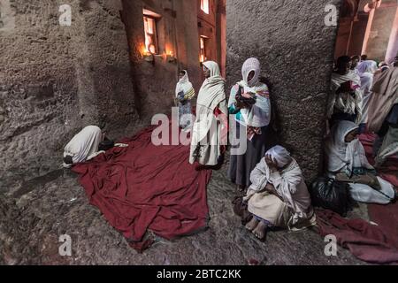 Pilger beten in der felsenkirche von lalibela Stockfoto