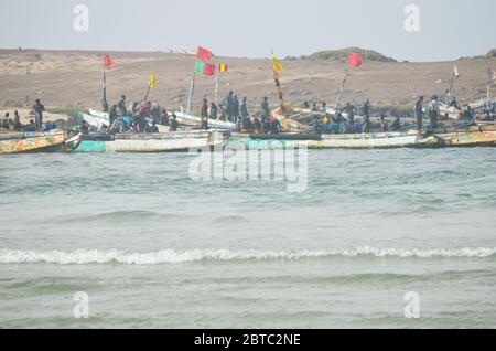 Pirogues (handwerkliche Fischerboote) in der Nähe der Insel Yoff, Dakar, Senegal Stockfoto