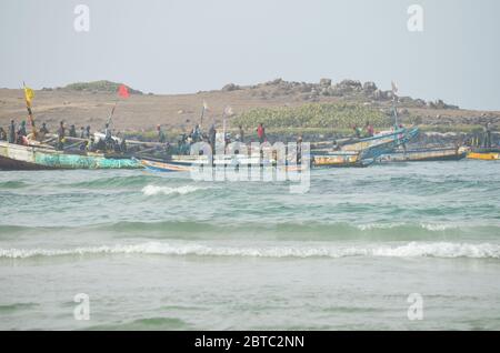 Pirogues (handwerkliche Fischerboote) in der Nähe der Insel Yoff, Dakar, Senegal Stockfoto