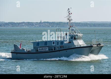 Die Royal Navy Inshore Vermessungsmotorstart HMS Magpie (H130) Rückkehr nach Portsmouth Harbour, Großbritannien am Nachmittag des Sonntag, den 24. Mai 2020, nach Durchführung von Vermessungen der Ankerplätze in der Solent. Stockfoto