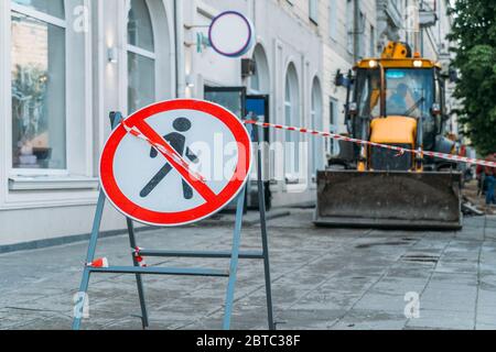 Warnschild kein Eintrag im Hintergrund der Straßenarbeiten in der Stadt mit gelben Bulldozer. Stockfoto