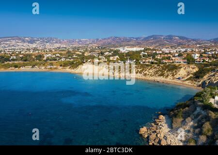 Luftaufnahme der Küste Zyperns, Bucht mit Strand und azurblauem Meerwasser. Stockfoto