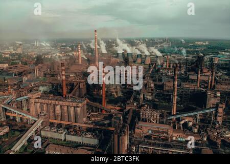 Luftverschmutzung durch Rauch von Fabrikschornsteinen, Luftaufnahme. Industrielandschaft aus Drohnensicht. Stockfoto