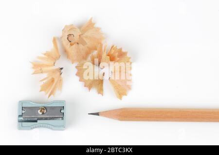 Bleistift und Spitzer mit Späne auf weiß Stockfoto
