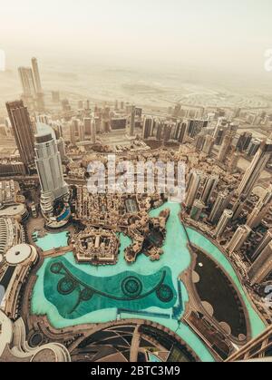 Dubai Fountain und Downtown, Blick von oben am Morgen vom höchsten Dach, Vereinigte Arabische Emirate. Stockfoto