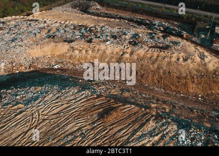 Berge von Müll und Plastikmüll auf dem Müllhalden der Stadt, Luftaufnahme. Stockfoto