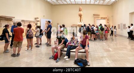 Touristen und Reisegruppen im Archäologischen Museum von Delphi in Delphi, Griechenland. Die Sphinx von Naxos ist im Hintergrund. Stockfoto