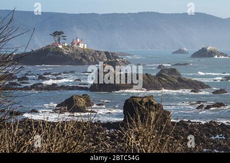 Tidal Island vor der Küste von Crescent City California, wo sich eine der meistbesuchten Strukturen in Del Norte County befindet, hat Battery Point Lighthouse sie gesehen Stockfoto