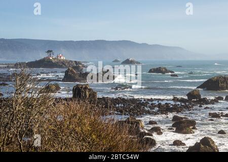 Tidal Island vor der Küste von Crescent City California, wo sich eine der meistbesuchten Strukturen in Del Norte County befindet, hat Battery Point Lighthouse sie gesehen Stockfoto