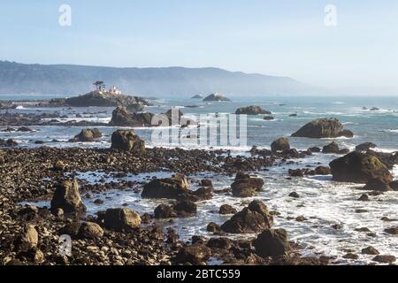 Tidal Island vor der Küste von Crescent City California, wo sich eine der meistbesuchten Strukturen in Del Norte County befindet, hat Battery Point Lighthouse sie gesehen Stockfoto