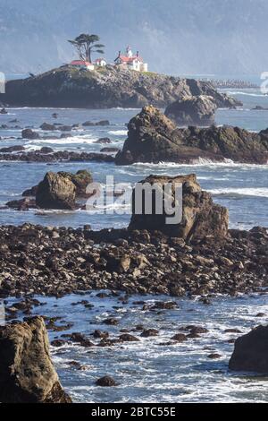 Tidal Island vor der Küste von Crescent City California, wo sich eine der meistbesuchten Strukturen in Del Norte County befindet, hat Battery Point Lighthouse sie gesehen Stockfoto