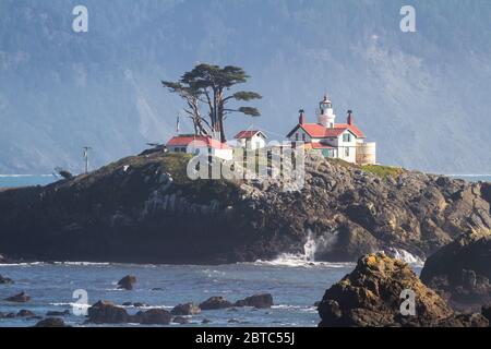 Tidal Island vor der Küste von Crescent City California, wo sich eine der meistbesuchten Strukturen in Del Norte County befindet, hat Battery Point Lighthouse sie gesehen Stockfoto