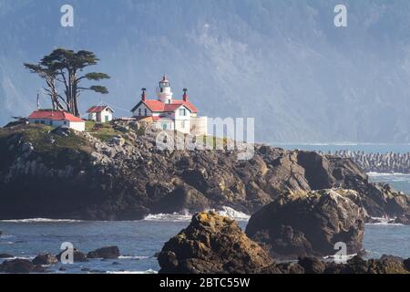 Tidal Island vor der Küste von Crescent City California, wo sich eine der meistbesuchten Strukturen in Del Norte County befindet, hat Battery Point Lighthouse sie gesehen Stockfoto