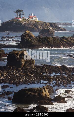 Tidal Island vor der Küste von Crescent City California, wo sich eine der meistbesuchten Strukturen in Del Norte County befindet, hat Battery Point Lighthouse sie gesehen Stockfoto