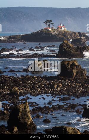 Tidal Island vor der Küste von Crescent City California, wo sich eine der meistbesuchten Strukturen in Del Norte County befindet, hat Battery Point Lighthouse sie gesehen Stockfoto