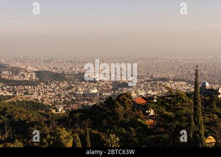 Blick auf Barcelona vom Vergnügungspark Tibidabo Stockfoto