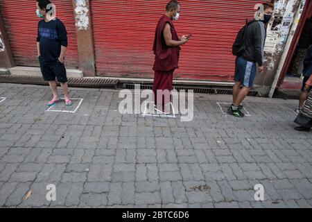 Tibetische Mönche tragen Schutzmasken und soziale Distanzierung als Vorsichtsmaßnahme, um die Ausbreitung des Coronavirus COVID 19 zu verhindern. Dharamshala, Indien. Stockfoto