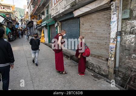 Tibetische Mönche tragen Schutzmasken und soziale Distanzierung als Vorsichtsmaßnahme, um die Ausbreitung des Coronavirus COVID 19 zu verhindern. Dharamshala, Indien. Stockfoto