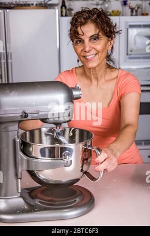 Frau mit Brotbackmaschine Naan Brot zu machen. Der Teig wird für ein paar Minuten geknetet, dann beiseite gestellt, um für ein paar Stunden zu gehen. Stockfoto