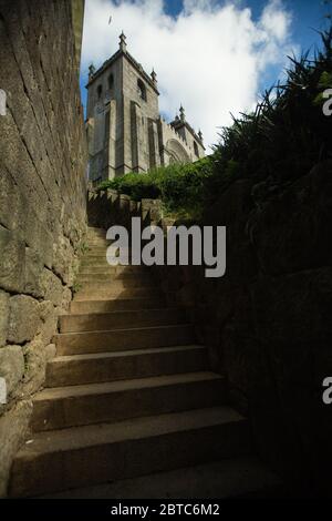 Steintreppe führt zur Kathedrale von Porto (SE do Porto) Portugal. Stockfoto