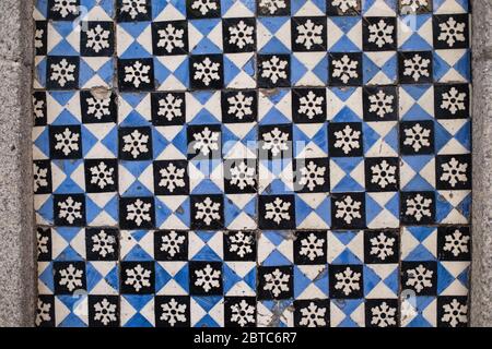 Traditionelle alte Fliesen an den Straßenwänden in Porto, Portugal. Azulejos Keramik-Fliesen. Stockfoto