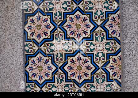 Traditionelle alte Fliesen an den Straßenwänden in Porto, Portugal. Azulejos Keramik-Fliesen. Stockfoto