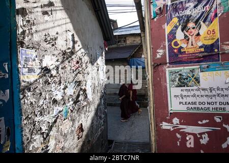 Tibetische Mönche tragen Schutzmasken und soziale Distanzierung als Vorsichtsmaßnahme, um die Ausbreitung des Coronavirus COVID 19 zu verhindern. Dharamshala, Indien. Stockfoto