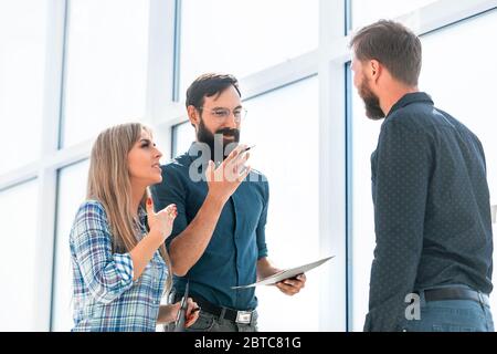 Bis zu schließen. Geschäftsmann und Geschäftsfrau diskutieren Working Paper Stockfoto