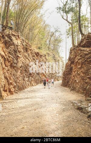 Kanchanaburi, Thailand - 17. Januar 2020 : Besuch des Hellfire Pass Memorial in der Provinz Kanchanaburi, Thailand. Dies ist der Gedenkort gewidmet Stockfoto