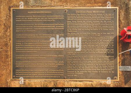 Kanchanaburi, Thailand - 17. Januar 2020 : Metallplatte aus Thai und Englisch für das Hellfire Pass Memorial in der Provinz Kanchanaburi, Thailand. Dies ist der Stockfoto