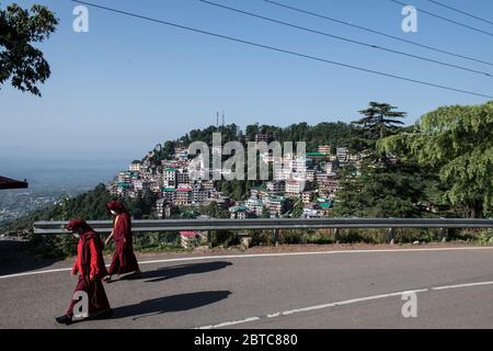 Tibetische Mönche tragen Schutzmasken und soziale Distanzierung als Vorsichtsmaßnahme, um die Ausbreitung des Coronavirus COVID 19 zu verhindern. Dharamshala, Indien. Stockfoto