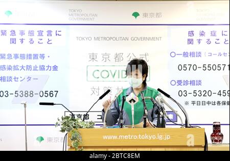 Tokio, Japan. Mai 2020. Tokyos Gouverneur Yuriko Koike kündigt am Freitag, den 22. Mai 2020, im Büro der Stadtverwaltung von Tokio den dreistufigen Fahrplan für die Lockerung der Maßnahmen gegen das neue Coronavirus an. Die japanische Regierung erwartet, dass sie nächste Woche den Ausnahmezustand im Großraum Tokio aufheben wird. Kredit: Yoshio Tsunoda/AFLO/Alamy Live News Stockfoto