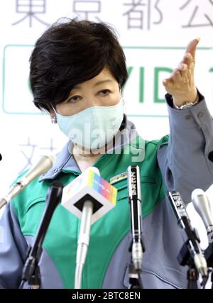 Tokio, Japan. Mai 2020. Tokyos Gouverneur Yuriko Koike kündigt am Freitag, den 22. Mai 2020, im Büro der Stadtverwaltung von Tokio den dreistufigen Fahrplan für die Lockerung der Maßnahmen gegen das neue Coronavirus an. Die japanische Regierung erwartet, dass sie nächste Woche den Ausnahmezustand im Großraum Tokio aufheben wird. Kredit: Yoshio Tsunoda/AFLO/Alamy Live News Stockfoto