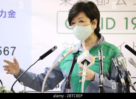 Tokio, Japan. Mai 2020. Tokyos Gouverneur Yuriko Koike kündigt am Freitag, den 22. Mai 2020, im Büro der Stadtverwaltung von Tokio den dreistufigen Fahrplan für die Lockerung der Maßnahmen gegen das neue Coronavirus an. Die japanische Regierung erwartet, dass sie nächste Woche den Ausnahmezustand im Großraum Tokio aufheben wird. Kredit: Yoshio Tsunoda/AFLO/Alamy Live News Stockfoto