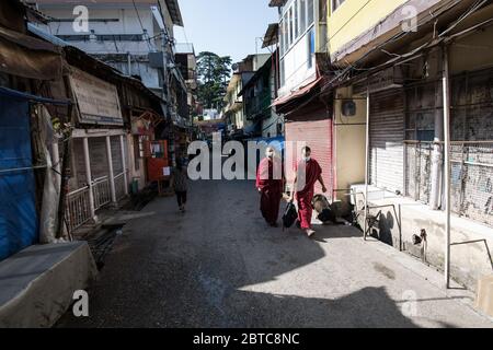 Tibetische Mönche tragen Schutzmasken und soziale Distanzierung als Vorsichtsmaßnahme, um die Ausbreitung des Coronavirus COVID 19 zu verhindern. Dharamshala, Indien. Stockfoto