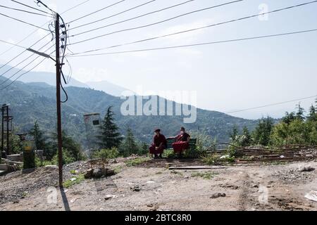 Tibetische Mönche tragen Schutzmasken und soziale Distanzierung als Vorsichtsmaßnahme, um die Ausbreitung des Coronavirus COVID 19 zu verhindern. Dharamshala, Indien. Stockfoto