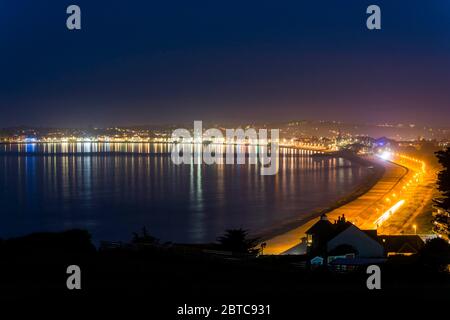 Weymouth, Dorset, Großbritannien. Mai 2020. UK Wetter: Die Lichter von Weymouth in Dorset spiegeln sich im ruhigen Meer, wenn die Nacht einbricht. Bild: Graham Hunt/Alamy Live News Stockfoto