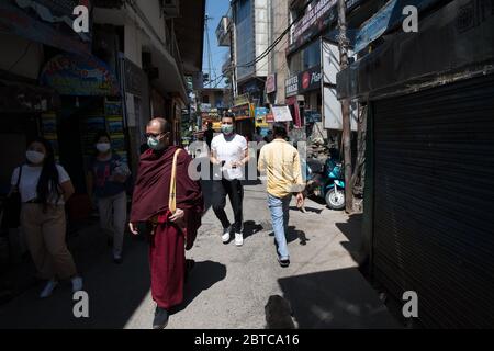 Tibetische Mönche tragen Schutzmasken und soziale Distanzierung als Vorsichtsmaßnahme, um die Ausbreitung des Coronavirus COVID 19 zu verhindern. Dharamshala, Indien. Stockfoto