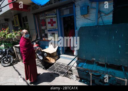 Tibetische Mönche tragen Schutzmasken und soziale Distanzierung als Vorsichtsmaßnahme, um die Ausbreitung des Coronavirus COVID 19 zu verhindern. Dharamshala, Indien. Stockfoto