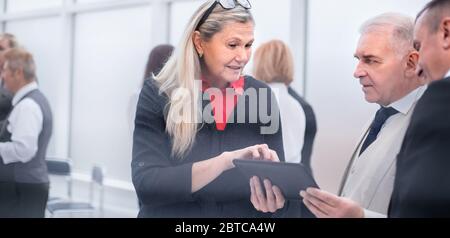 Geschäftsleute, die sich vor einem Meeting im Konferenzraum die Hände schütteln Stockfoto