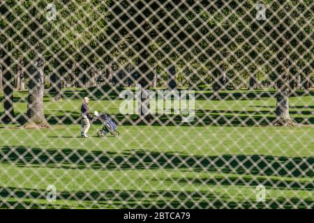 Golfer spielen Golf und halten soziale Distanz Stockfoto