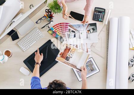 Innenarchitekt zeigt 3D-Renderings an Kunden bei der Besprechung und diskutieren Stil und Preis Stockfoto