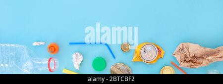 Recycelbarer verschiedener Müll bestehend aus Papier, Glas, Metall, Kunststoff auf blauem Hintergrund. Abfalltrennungskonzept. Flatlay, Kopierplatz. Banner. Stockfoto