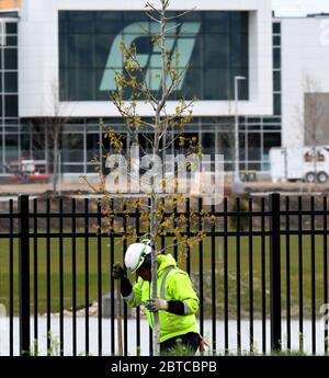 Mount Pleasant, Wisconsin, USA. Mai 2020. Bau und Landschaftsbau weiter Montag, 11. Mai 2020 auf dem weitläufigen Foxconn Komplex wird im Dorf Mount Pleasant, Wisconsin gebaut. Das Unternehmen wird bis zu 4 Milliarden US-Dollar an Steuervergünstigungen erhalten, wenn ein Einstellungsziel von 13,000 erreicht wird. Quelle: Mark Hertzberg/ZUMA Wire/Alamy Live News Stockfoto