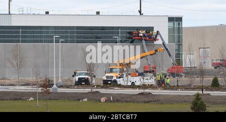 Mount Pleasant, Wisconsin, USA. Mai 2020. Bau und Landschaftsbau weiter Montag, 11. Mai 2020 auf dem weitläufigen Foxconn Komplex wird im Dorf Mount Pleasant, Wisconsin gebaut. Das Unternehmen wird bis zu 4 Milliarden US-Dollar an Steuervergünstigungen erhalten, wenn ein Einstellungsziel von 13,000 erreicht wird. Quelle: Mark Hertzberg/ZUMA Wire/Alamy Live News Stockfoto